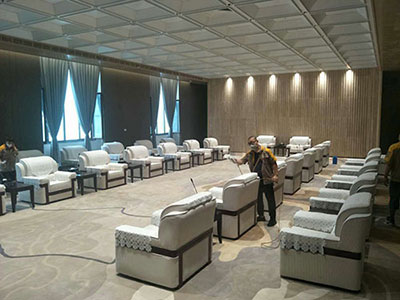 乾港集團的施工師傅們正在進(jìn)行除甲醛施工 乾港集團的施工師傅們正在進(jìn)行除甲醛施工